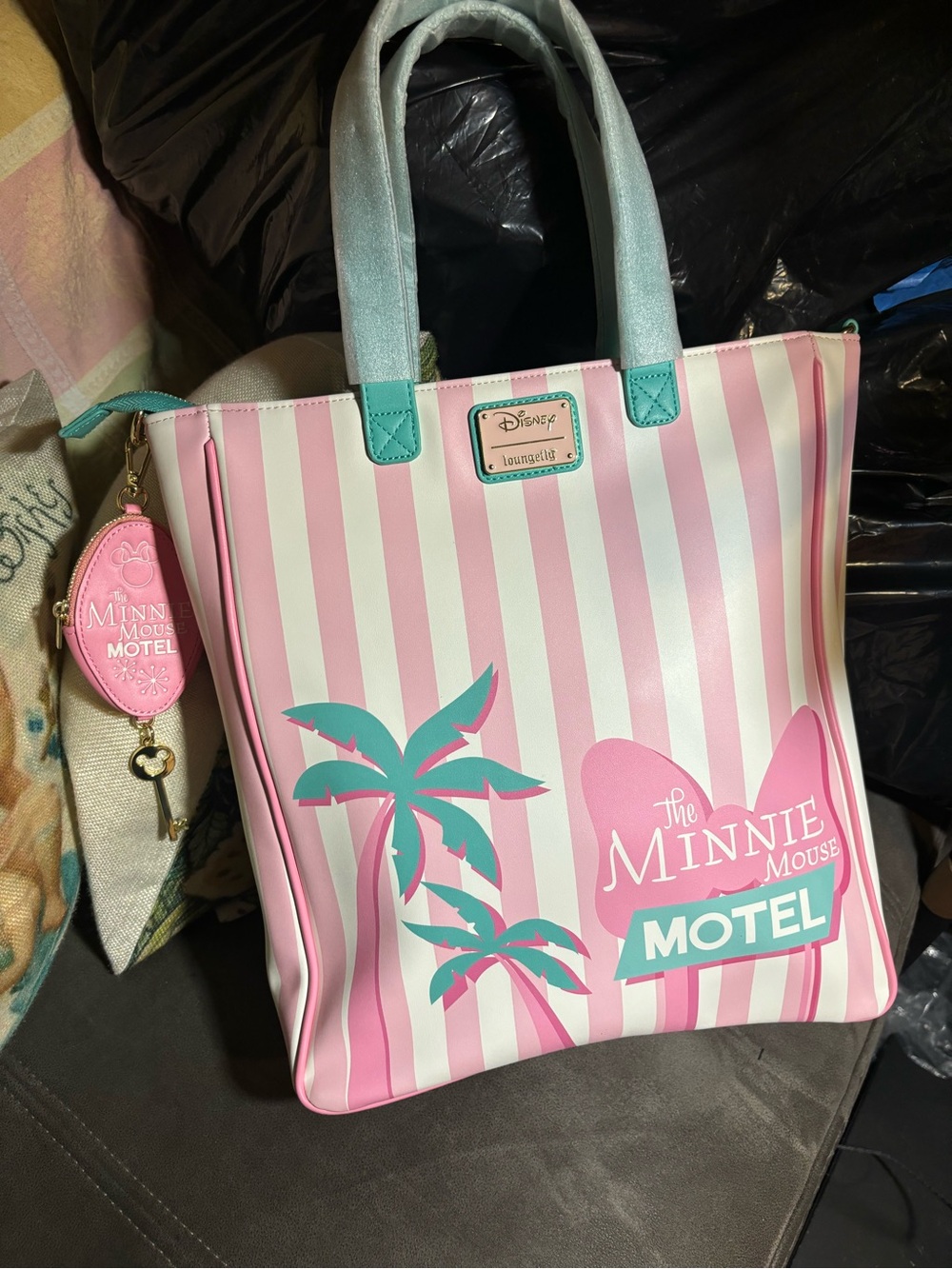 Loungefly Disney Minnie Mouse Vacation Tote Bag - Picture 2 of 2